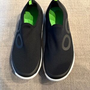 OOFOS Men's Black and White Sport Slip-On Loafers 10.5